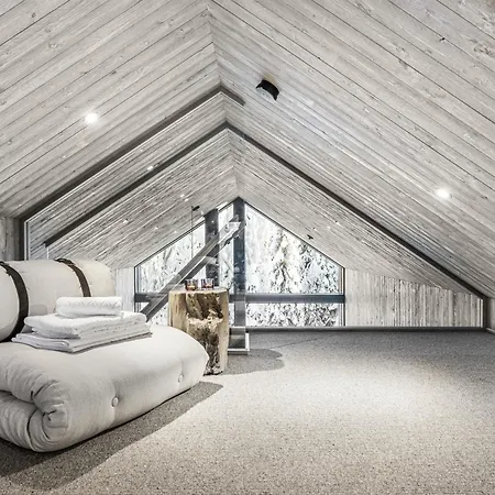 Poistoon North Suite Solace 22D Levi